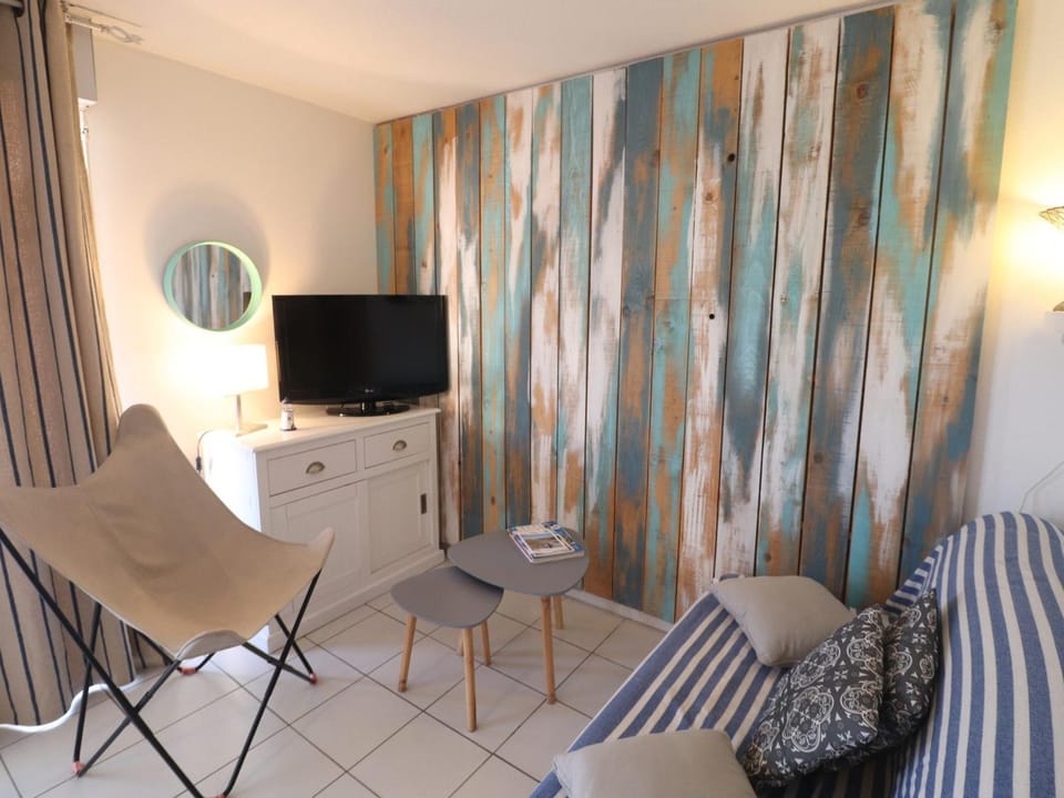 Joli T2 rénové avec terrasse et piscine, accès direct plage - FR-1-472A-302 Apartment in Occitanie