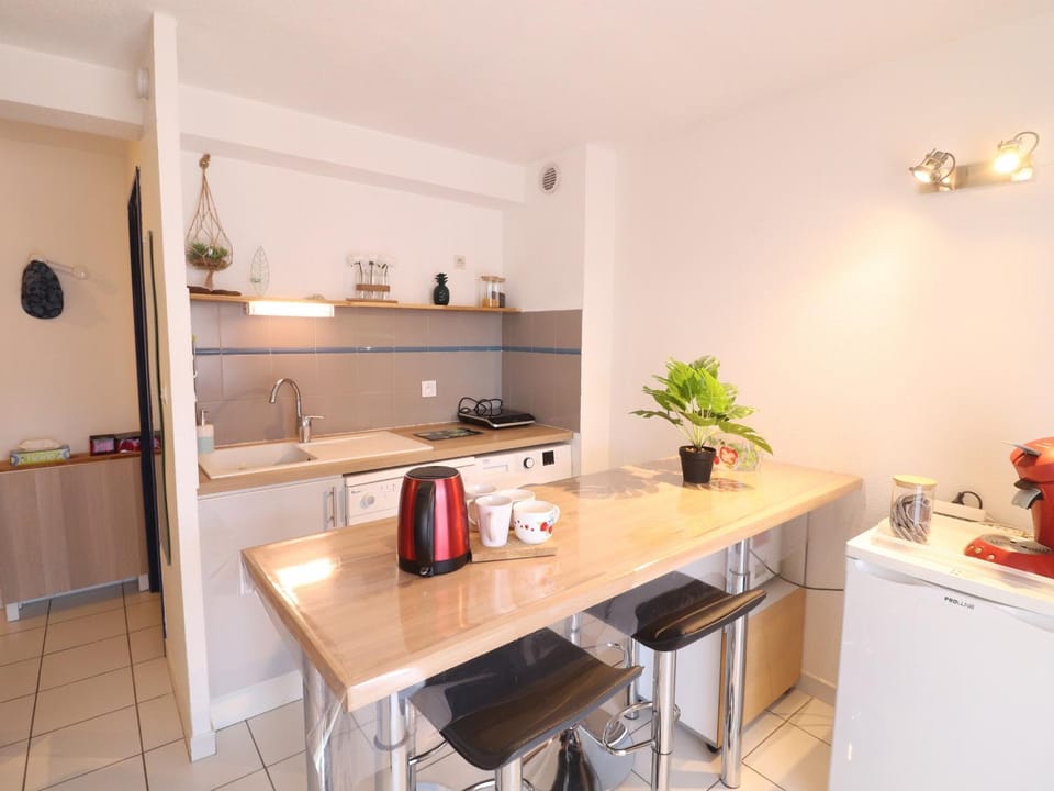 Joli T2 rénové avec terrasse et piscine, accès direct plage - FR-1-472A-302 Apartment in Occitanie