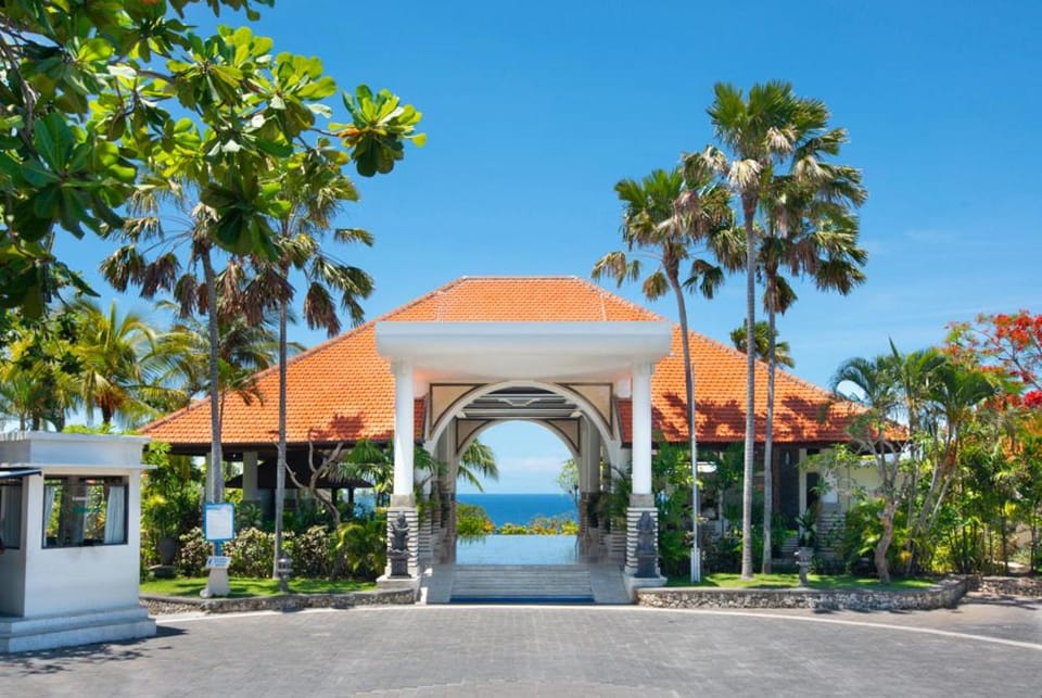 Property building, Day, Natural landscape, Lobby or reception