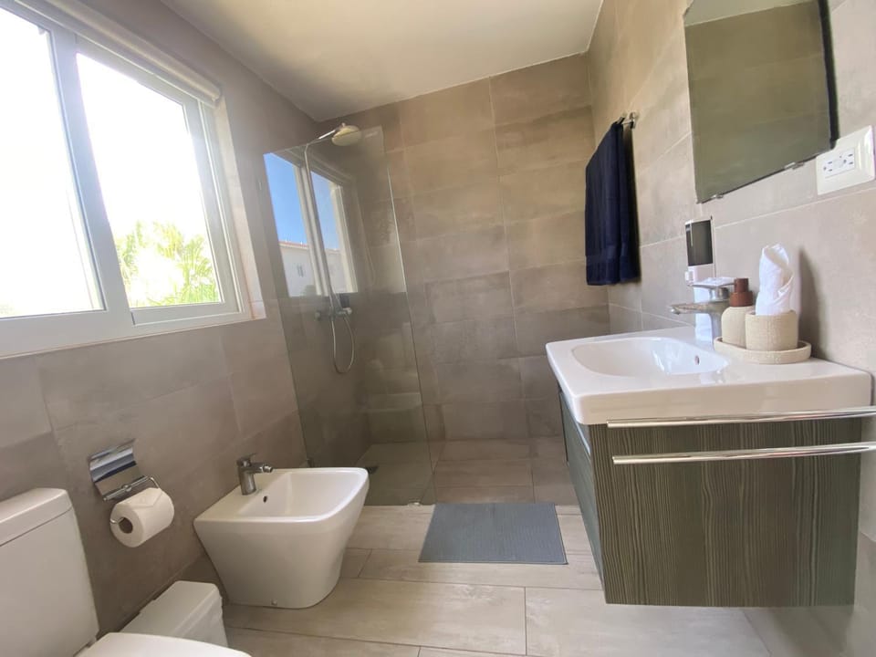 Shower, Toilet, Bathroom, Bath, bidet, towels