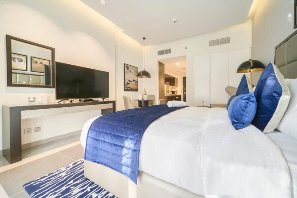 Bed, TV and multimedia, Photo of the whole room, Bedroom