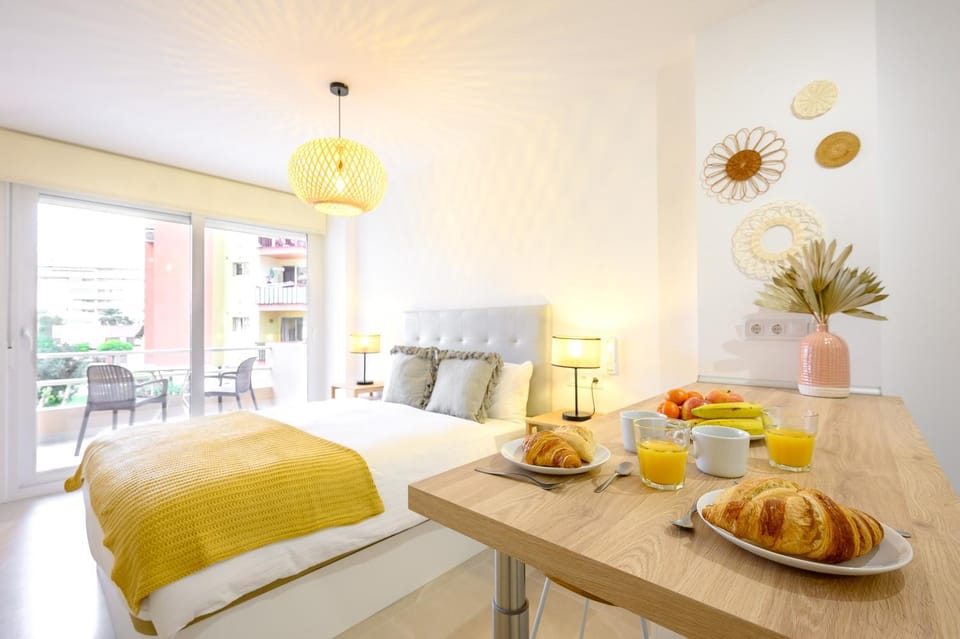 Bed, Living room, Food and drinks, Photo of the whole room, Seating area, Dining area, Bedroom, Food, Breakfast, Continental breakfast, locker, air conditioner, air conditioner