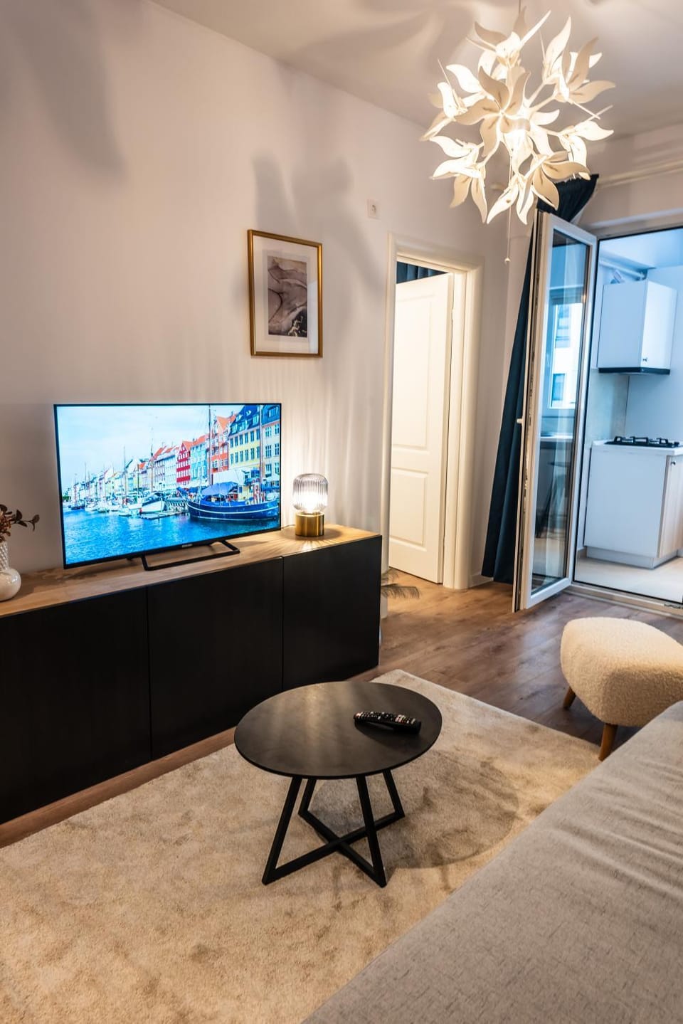 TV and multimedia, Living room, Seating area, hair dresser