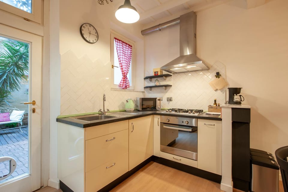 Kitchen or kitchenette, minibar, pet friendly, stove