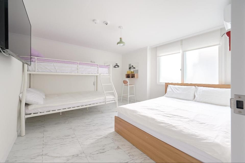 Bed, TV and multimedia, Bedroom, bunk bed