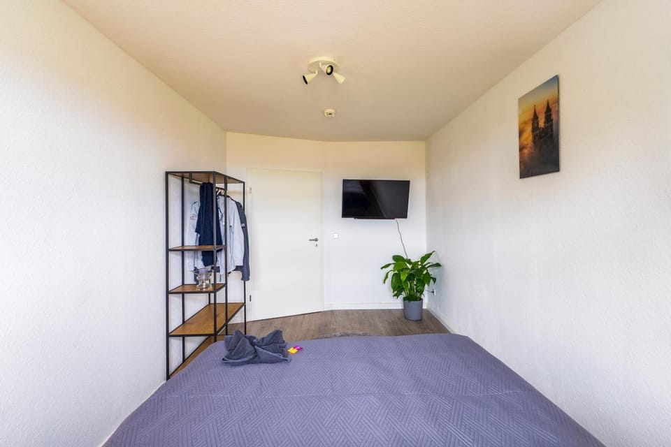 Bed, TV and multimedia, Photo of the whole room, Bedroom