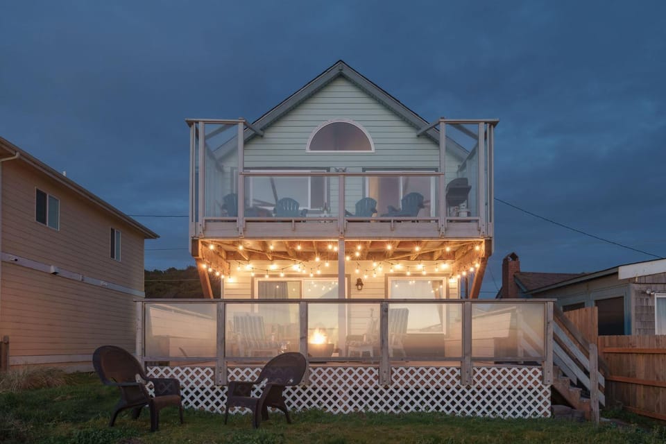 Steps From The Beach! HotTub, $1M Ocean View, Deck House in Oregon
