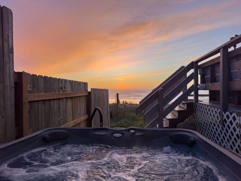 Steps From The Beach! HotTub, $1M Ocean View, Deck House in Oregon