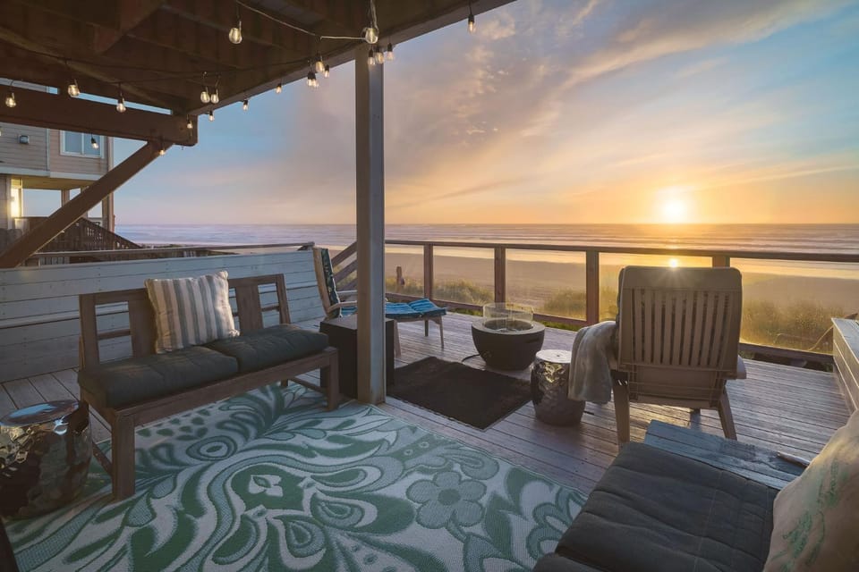 Steps From The Beach! HotTub, $1M Ocean View, Deck House in Oregon