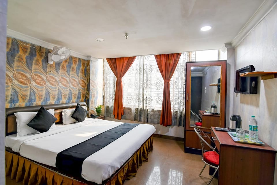Bed, TV and multimedia, Photo of the whole room, Bedroom, hair dresser