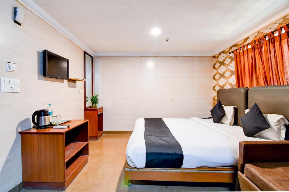 Bed, TV and multimedia, Living room, Photo of the whole room, Bedroom, hair dresser