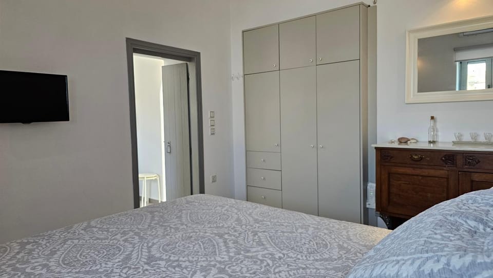 Bed, TV and multimedia, Photo of the whole room, Bedroom, wardrobe