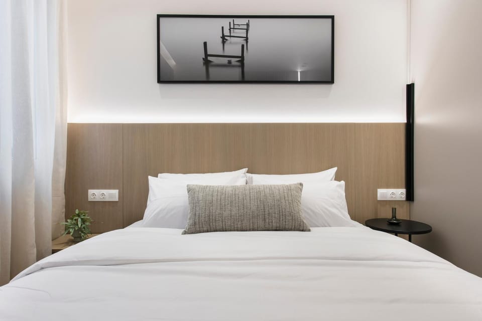 Bed, TV and multimedia, Photo of the whole room, Bedroom