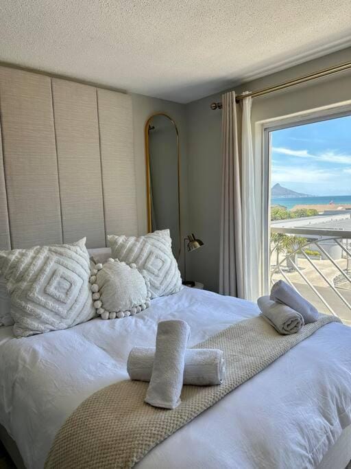 SkyeTide Collection - Monte Blu Apartment in Cape Town