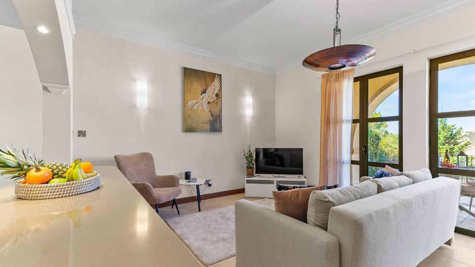 TV and multimedia, Kitchen or kitchenette, Living room, Seating area, Floor plan, Dining area