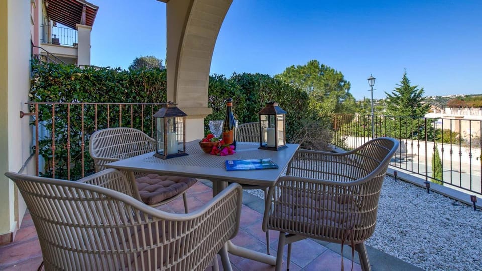 Patio, Balcony/Terrace, Seating area, Floor plan, Dining area