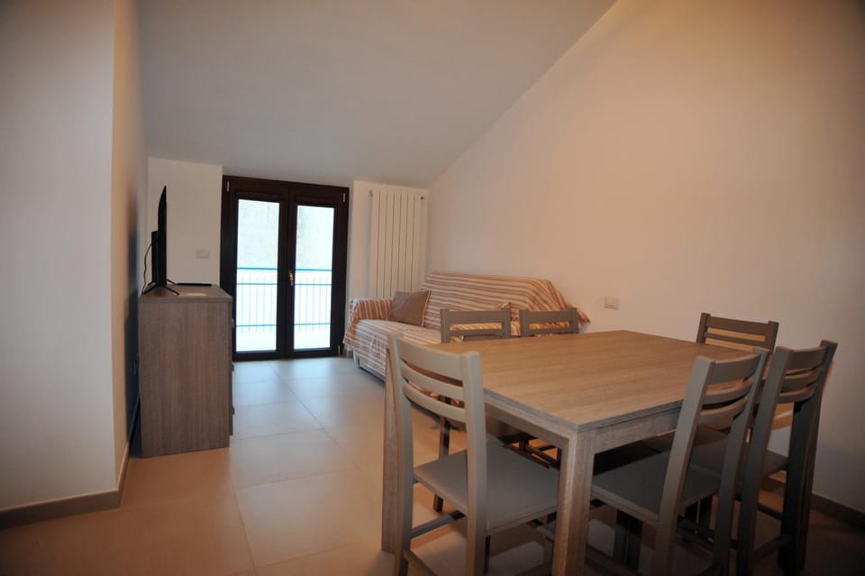 Communal lounge/ TV room, Kitchen or kitchenette, Living room, Seating area, Dining area