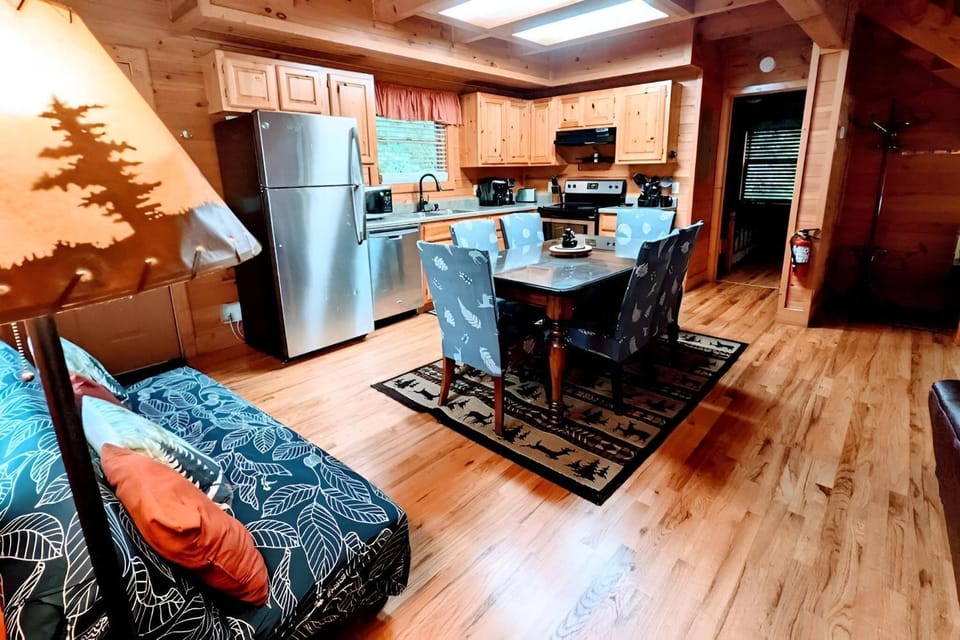 Kitchen or kitchenette, Dining area, minibar, stove
