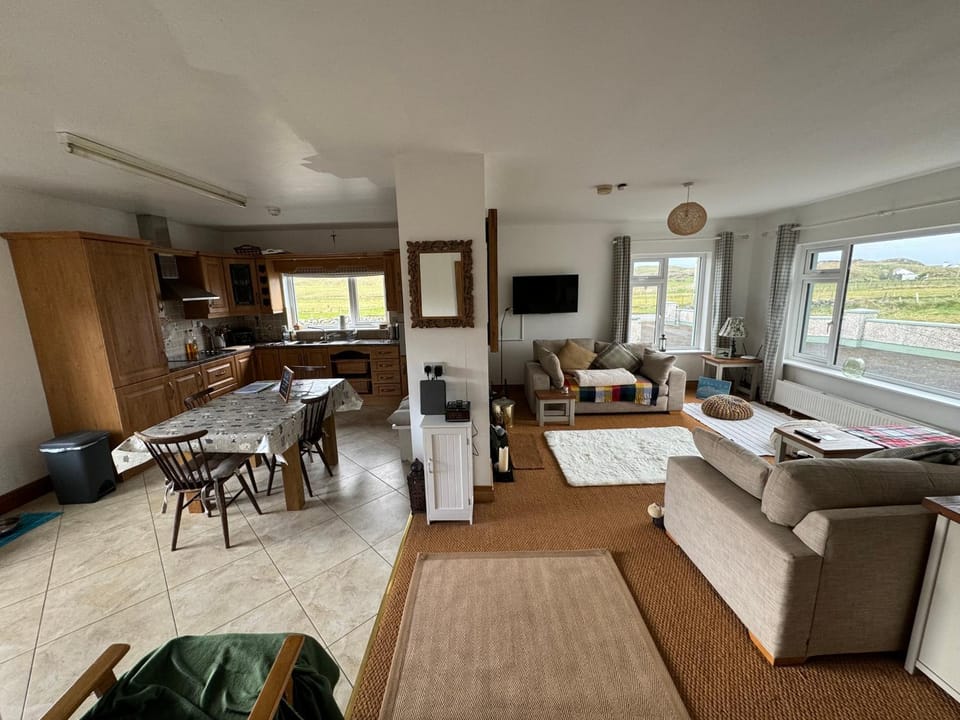 TV and multimedia, Kitchen or kitchenette, Living room, Photo of the whole room, Seating area, Dining area, hair dresser