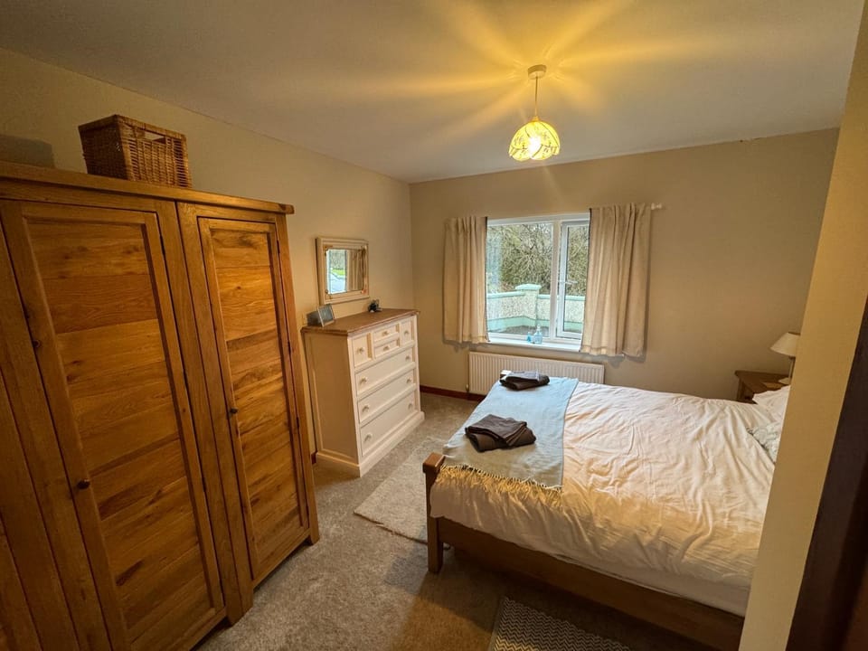 Bed, Bedroom, towels, wardrobe