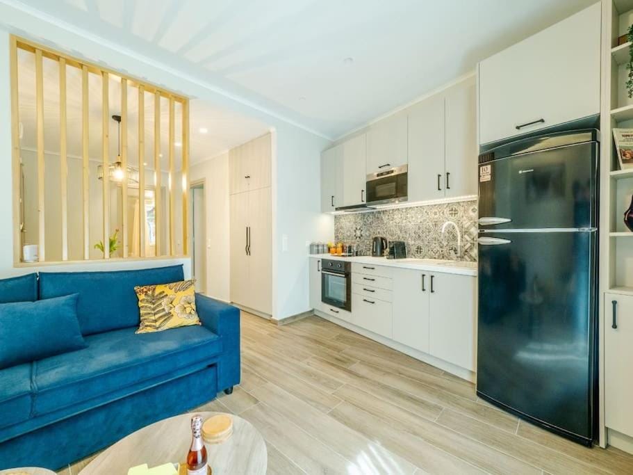 Kitchen or kitchenette, Living room, Seating area, oven, stove