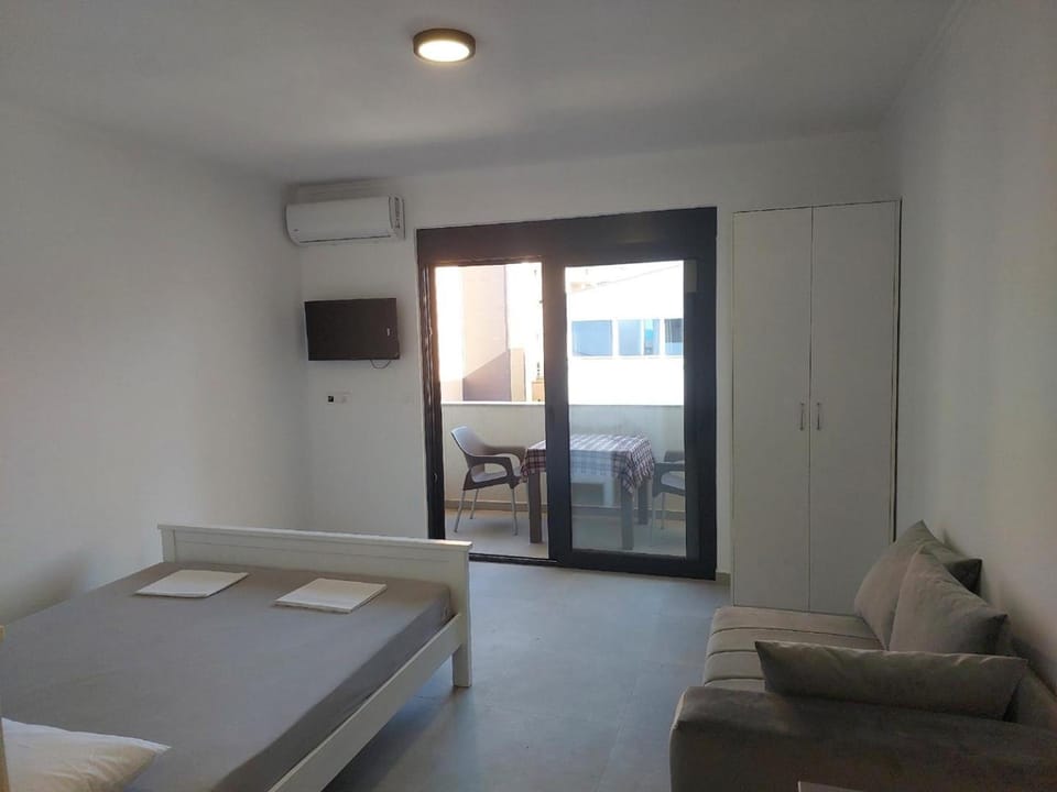 Bed, TV and multimedia, Bedroom, air conditioner