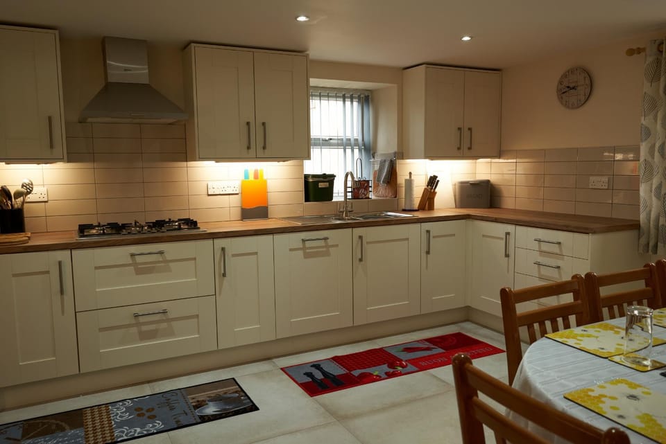 Kitchen or kitchenette, Dining area, stove