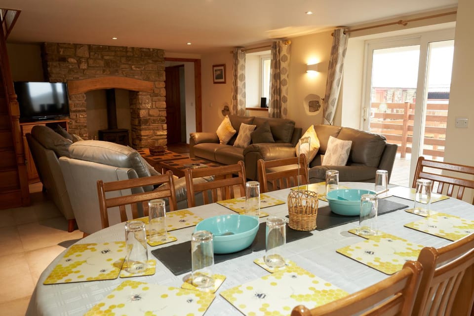TV and multimedia, Living room, Seating area, Dining area, fireplace