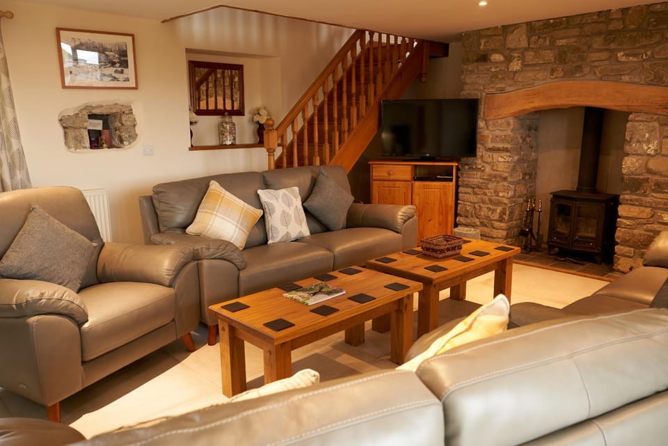 TV and multimedia, Living room, Seating area, fireplace