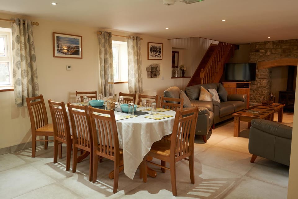 TV and multimedia, Living room, Seating area, Dining area, fireplace