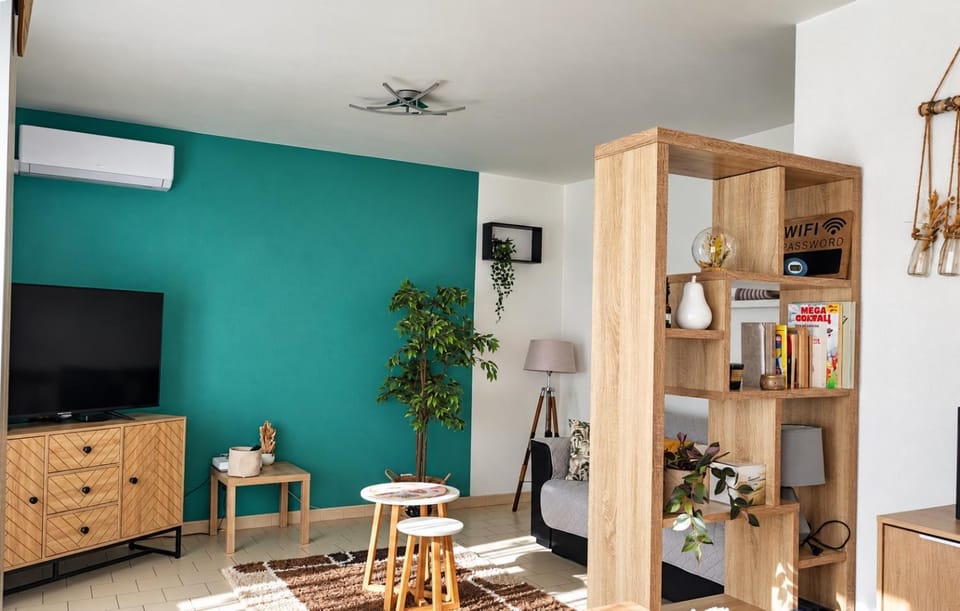 TV and multimedia, Living room, Seating area, air conditioner