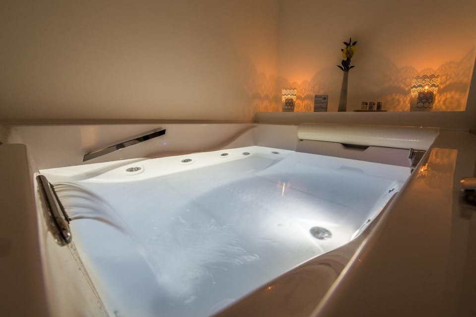 Night, Hot Tub, Spa and wellness centre/facilities, Photo of the whole room, Decorative detail, Bedroom