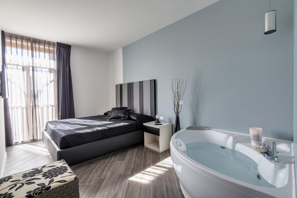 Balcony/Terrace, Spa and wellness centre/facilities, Photo of the whole room, Decorative detail, Decorative detail, Bedroom