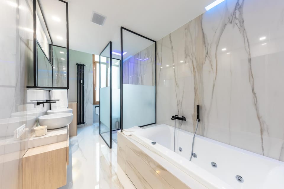 Hot Tub, Bathroom