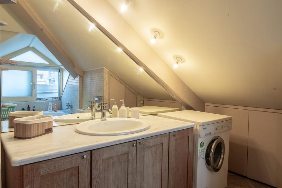 Bathroom, washing machine