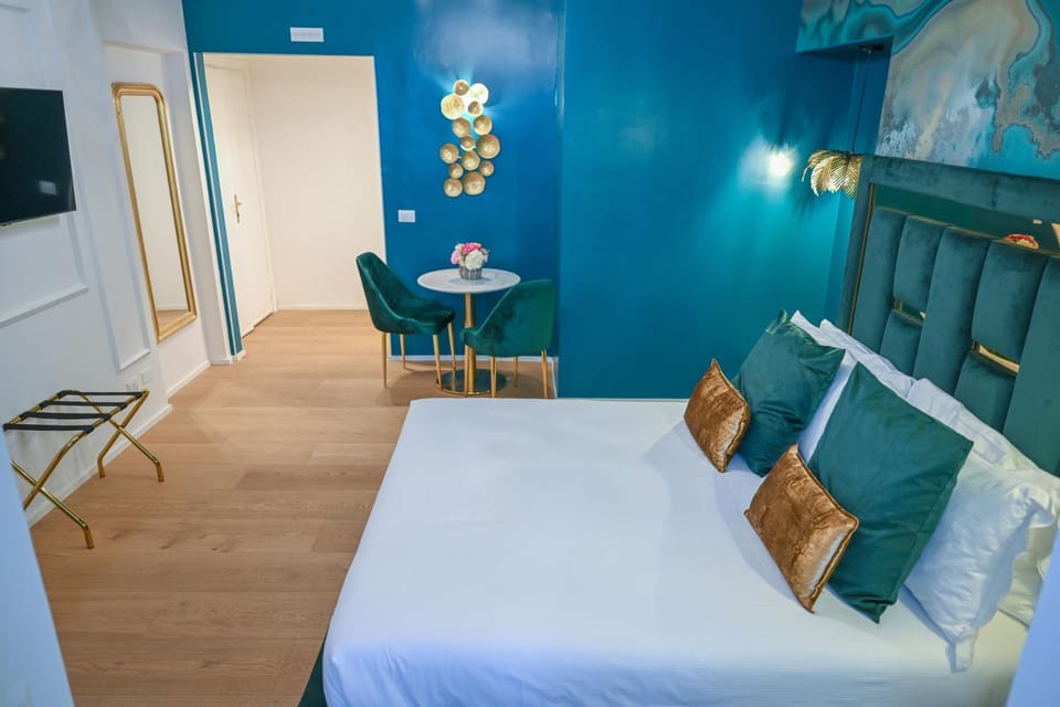 Bed, TV and multimedia, Photo of the whole room, Bedroom