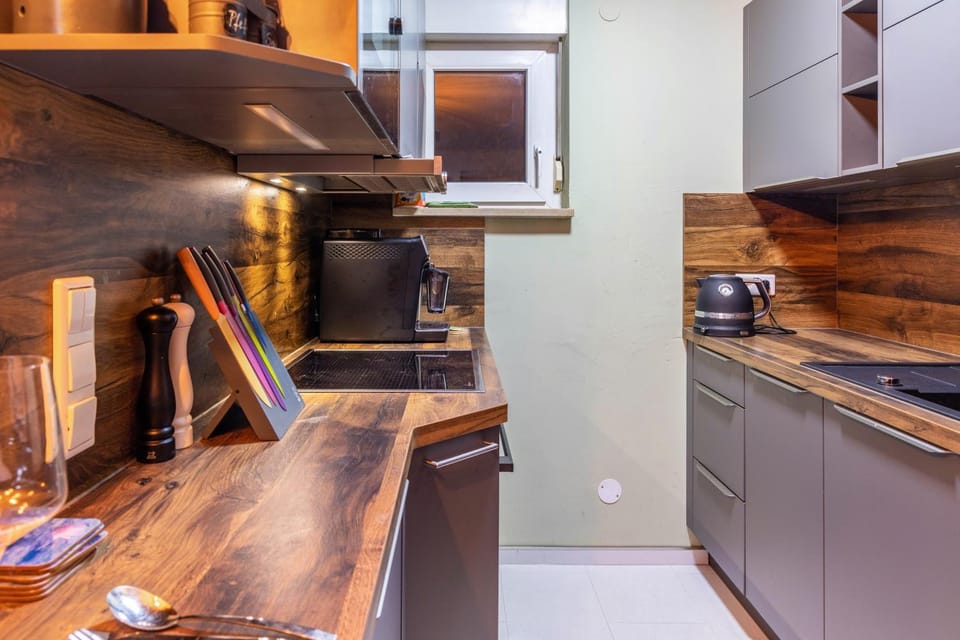 Kitchen or kitchenette, Living room