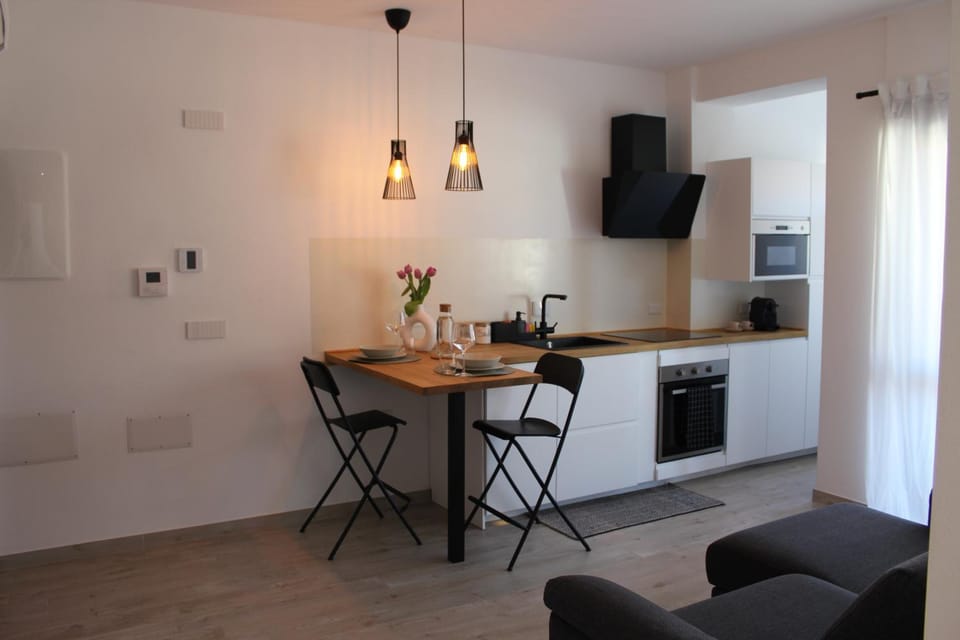 Kitchen or kitchenette, Dining area, minibar, pet friendly, stove