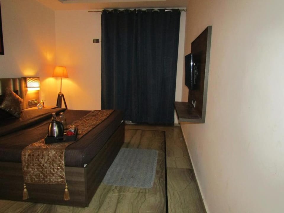 Bed, TV and multimedia, Photo of the whole room, Bedroom