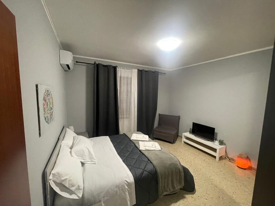 Bed, TV and multimedia, Photo of the whole room, Bedroom, towels, air conditioner