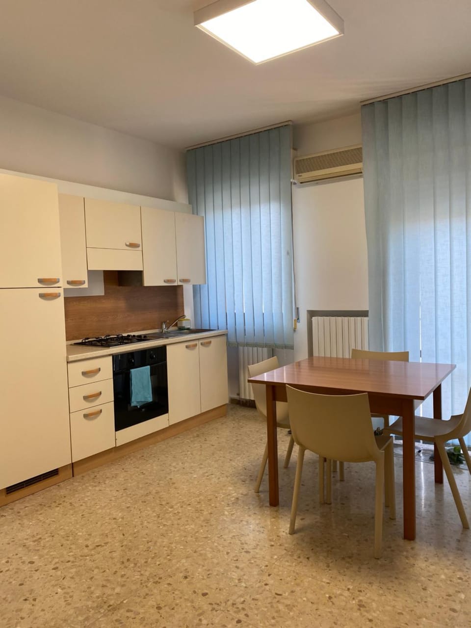 Kitchen or kitchenette, Dining area, minibar, oven, stove