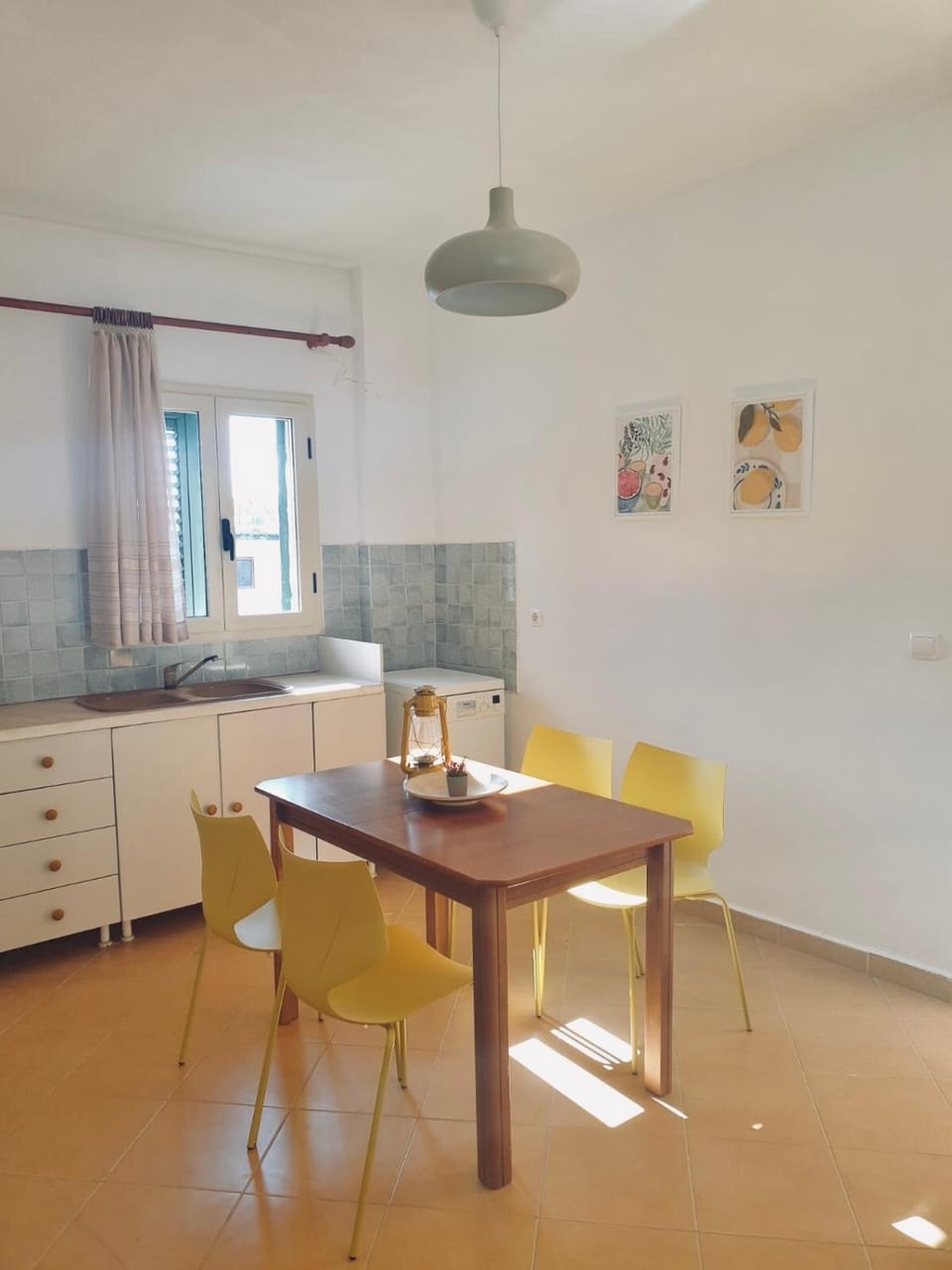 Kitchen or kitchenette, Seating area, Dining area