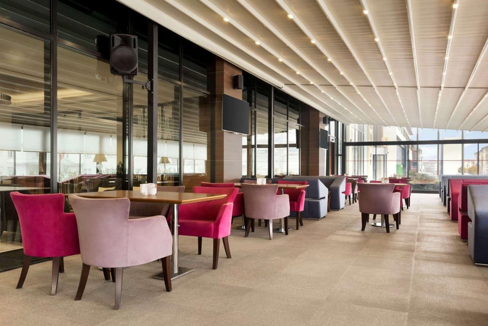 Restaurant/places to eat, Dining area, On site