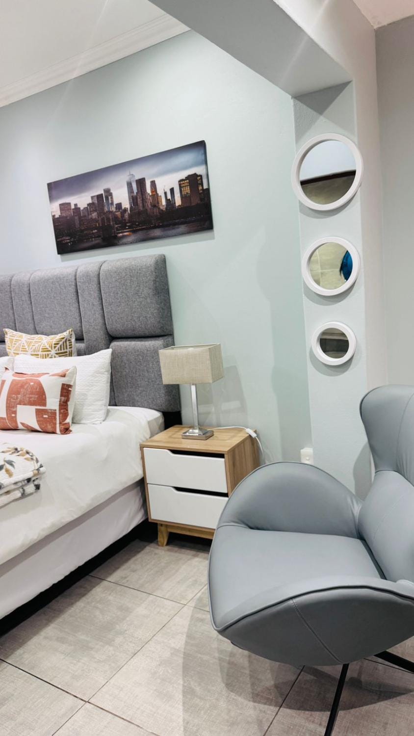 Bed, Photo of the whole room, Seating area, Bedroom