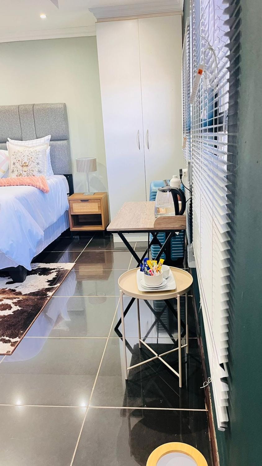 Bed, Seating area, Bedroom