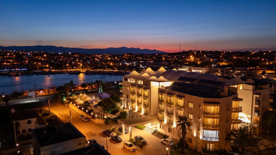 Property building, Night, Natural landscape, Bird's eye view, City view, Mountain view, Sea view, Street view, Location, Sunrise