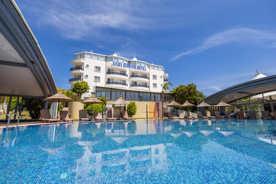 Property building, Day, Pool view, Swimming pool, sunbed
