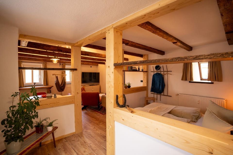 Communal lounge/ TV room, Bed, TV and multimedia, Living room, Photo of the whole room, Seating area, Evening entertainment, Bedroom