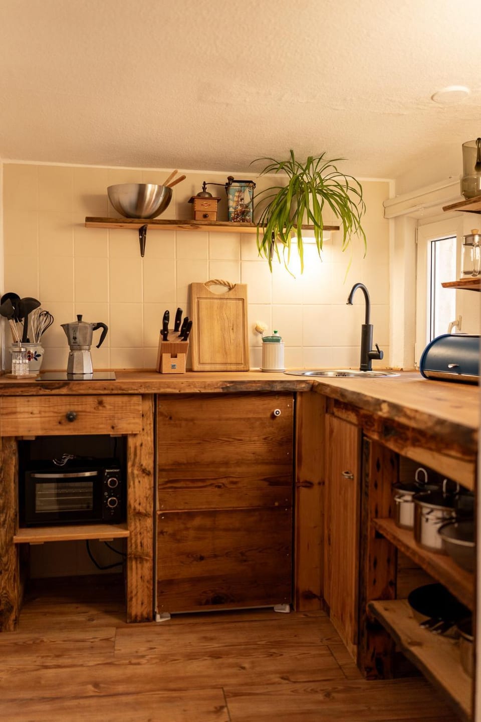 Coffee/tea facilities, Kitchen or kitchenette, stove