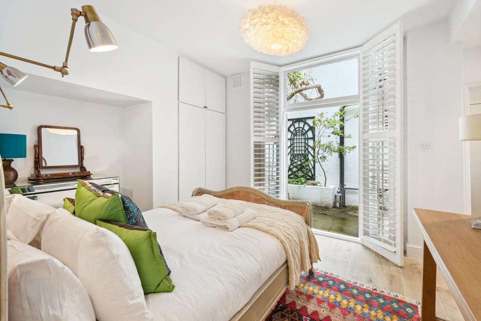 Patio, Patio, Bed, Bedroom